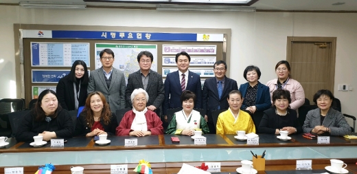 28일 시흥시청 다슬방에서 임병택 시흥시장(사진 가운데)이 시흥시여성단체협의회와 신년간담회를 가졌다. /사진제공=시흥시청