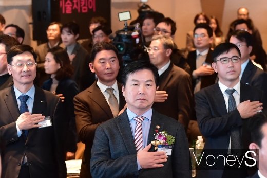 [머니S포토] 테크세이프 오픈, 국민의례하는 홍종학