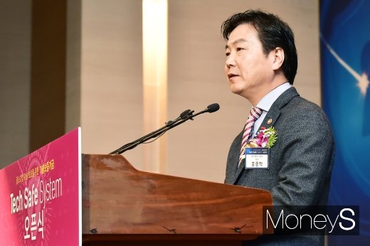 [머니S포토] 모두발언하는 홍종학 장관