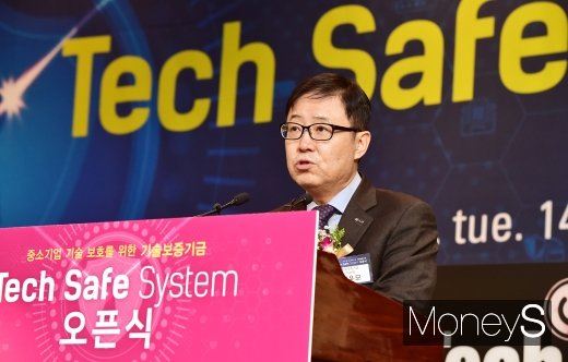 [머니S포토] 테크세이프 오픈, 입 뗀 정윤모 기보 이사장