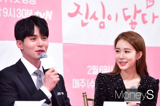 배우 이동욱과 유인나가 29일 오후 서울 강남구 논현동 임피리얼팰리스호텔에서 열린 tvN 수목드라마 '진심이 닿다' 제작발표회에 참석해 취재진 질문에 답하고 있다. /사진=장동규 기자