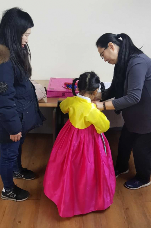 ▲ 수원시 드림스타트, 저소득가정 어린이에게 '설 맞이 전통한복' 선물. / 사진제공=수원시