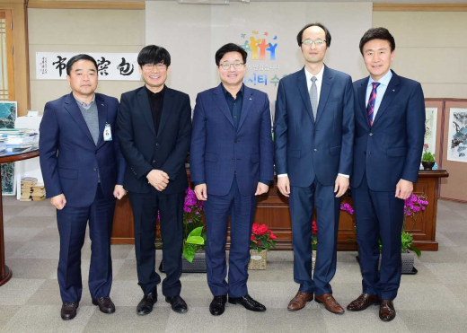 ▲ 염태영수원시장과 최희준 지휘자(염 시장 오른쪽), 장용휘 예술감독(염시장 왼쪽) 등이 위촉식 후 기념촬영을 하고 있다. / 사진제공=수원시