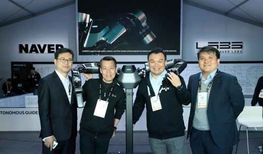 네이버랩스와 LG전자 관계자들이 CES 2019 현장에서 기념사진을 촬영하고 있다. 왼쪽부터 이동훈 LG전자 C-로봇개발팀장 책임, 노진서 LG전자 로봇사업센터장 전무, 석상옥 네이버랩스 헤드, 이재모 LG전자 로봇사업개발팀장 책임. /사진=네이버