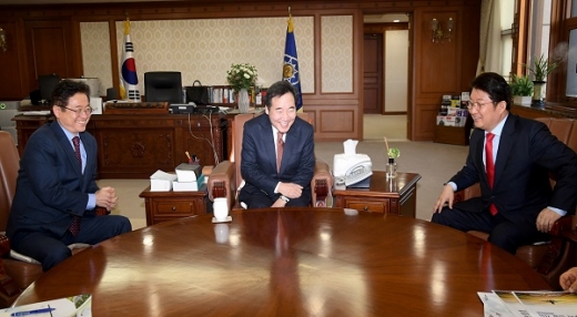 “웃어도 웃는 게 아닙니다”왼쪽부터 이철우 경북도지사, 이낙연 총리, 권영진 대구시장. /사진=경상북도