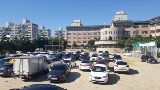 ▲ 설 명절 때 학교 운동장 주차장으로 개방하는 중부초교. / 사진제공=성남시