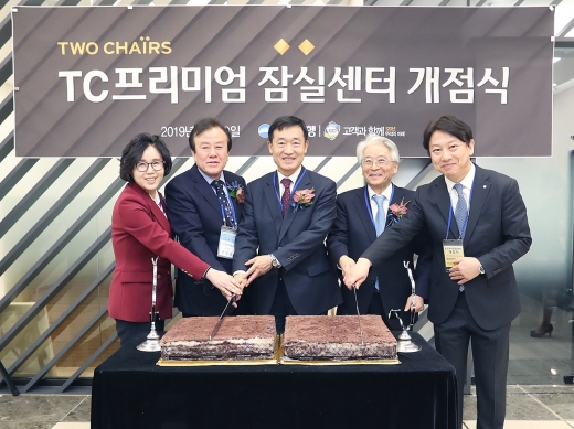 우리은행은 지난 29일 잠실역금융센터 2층에 ‘Two Chairs 프리미엄 잠실센터’를 개점했다. 이날 개점식에는 정채봉 우리은행 영업부문장과 정종숙 우리은행 WM그룹장 등 주요인사가 참석했다. (왼측부터 정종숙 우리은행 WM그룹장, 전영강 프론트해운 회장, 정채봉 우리은행 영업부문장, 최재영 거봉아이앤씨 회장, 신현조 Two Chairs 프리미엄 잠실센터장)/사진=우리은행