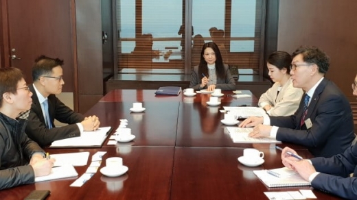 지난 28일 이대훈 농협은행장(오른쪽 첫 번째)이 앨런아우(왼쪽 두 번째)홍콩금융관리국 은행부문 총괄이사와 면담을 하고 있다./사진=농협은행