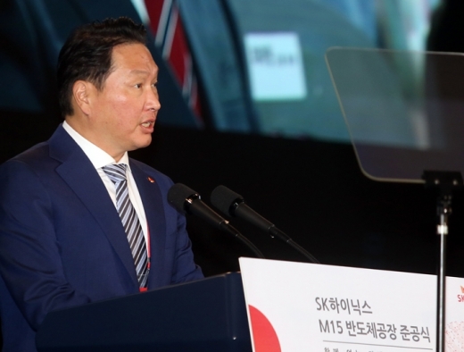 최태원 SK그룹 회장이 충북 청주 SK하이닉스 M15 신공장에서 열린 준공식에서 환영인사를 하고 있다. /사진=SK하이닉스