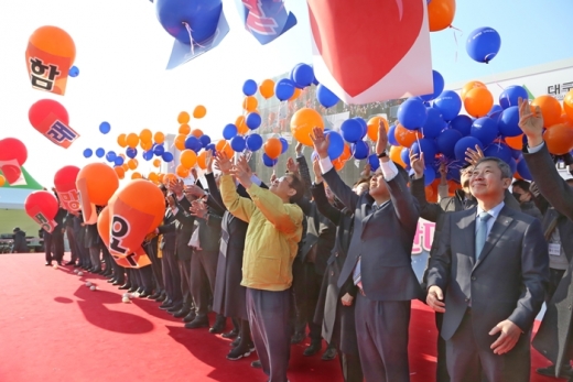경북 구미 국가5산업단지에서 열린 ‘희망 2019! 대구경북 시도민 상생경제 한마음축제’에 참석한 내빈들이 SK하이닉스 클러스터 유치를 위한 희망풍선을 날리고 있다. /사진=뉴스1