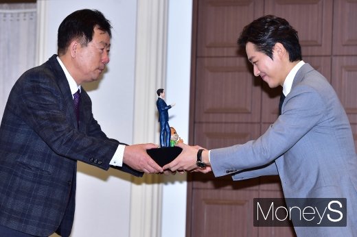 [머니S포토] '한우 홍보대사' 위촉패 받는 남궁민