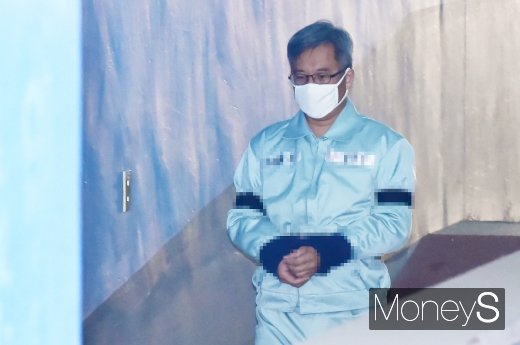 댓글조작 공모 혐의를 받고 있는 드루킹 김동원씨(50) 1심 선고공판이 30일 서울 서초동 서울중앙지방법원에서 열린 가운데 김씨가 구치감으로 들어서고 있다./사진=임한별 기자