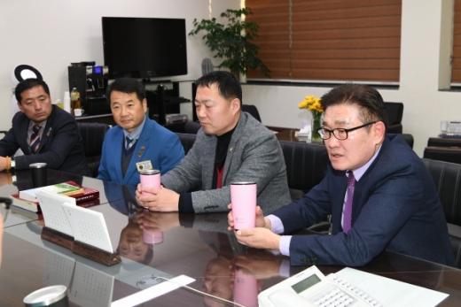 김일권 양산시장(오른쪽 첫번째)이 지난 29일 라이온스클럽 기탁식 이후 텀블러를 사용을 독려했다./사진제공=양산시