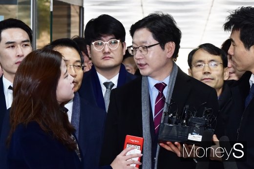 [머니S포토] 1심 선고 관련 질문에 답하는 김경수 지사