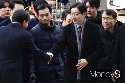 [머니S포토] 댓글 조작 1심 선고 앞두고 인사 나누는 김경수