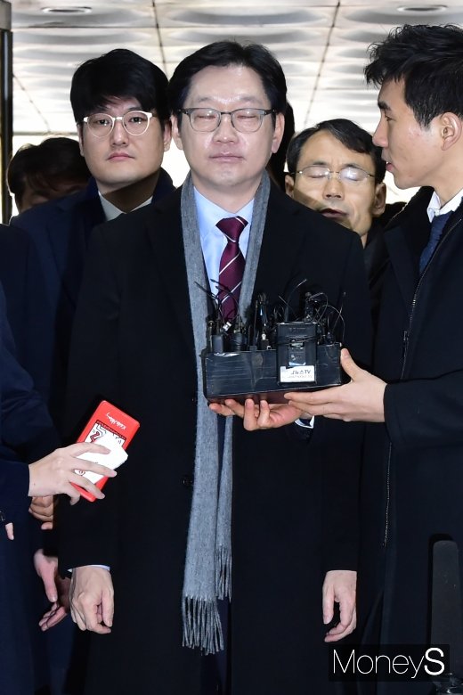 [머니S포토] 1심 선고 김경수, 지그시 두눈 감고...