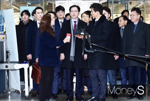 [머니S포토] 김경수 1심 선고에 쏠린 대한민국 이목
