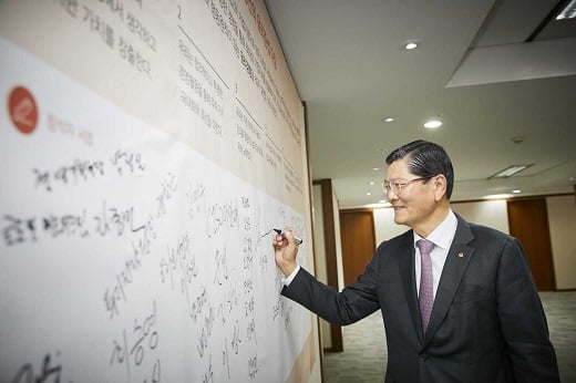 차남규 한화생명 부회장이 지난 29일 여의도 63빌딩에서 ‘윤리준법 서약서’에 서명을 하고 있다. / 사진=한화생명