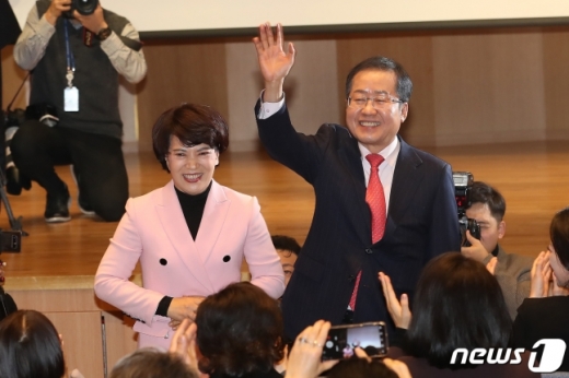 홍준표 자유한국당 전 대표가 30일 오후 서울 여의도 더케이타워에서 열린 자서전 '당랑의 꿈' 출판기념회에서 당대표 출마선언에 앞서 손을 흔들어 인사하고 있다./사진=뉴스1