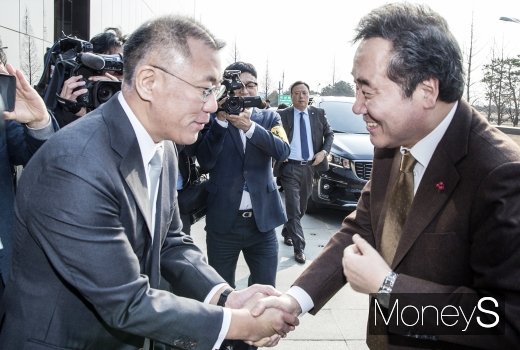 [머니S포토] 정의선 현대차 수석 부회장과 악수 나누는 이낙연 총리