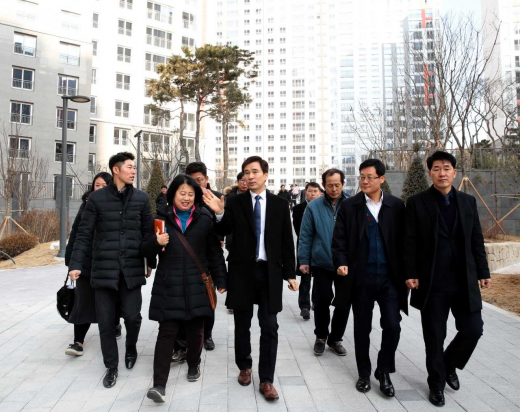 ▲ 동탄 2신도시 아파트 건설현장 방문한 서철모 시장. / 사진제공=화성시