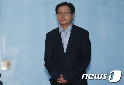 30일 1심에서 징역 2년형을 선고받고 법정구속된 김경수 경남지사가 호송차로 이동하고 있다./사진=뉴스1 허경 기자