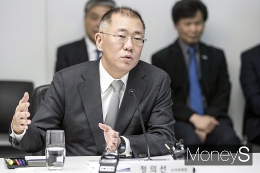 [머니S포토] 기술연구소 설명하는 정의선 수석부회장