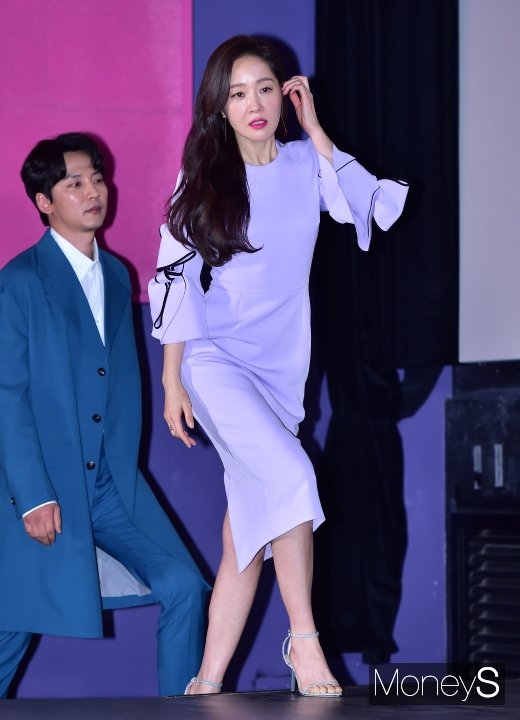[머니S포토] 엄지원, '기묘한 가족'으로 인사