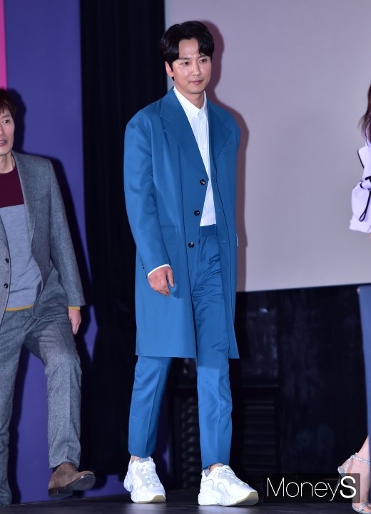 [머니S포토] 김남길, 아무나 소화하기 힘든 청록색 패션