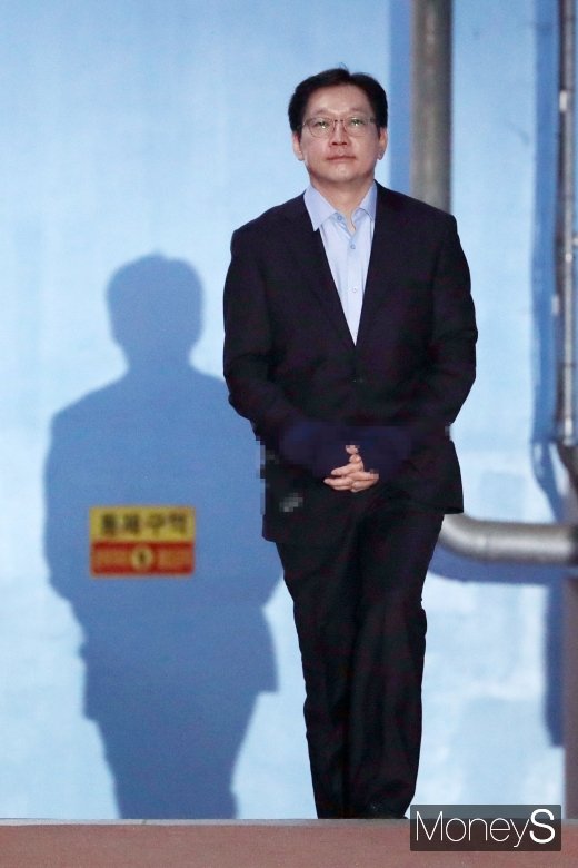 [머니S포토] 실형 김경수, 구치소 향한 무거운 발걸음