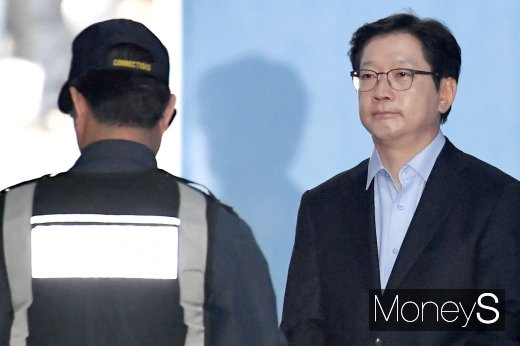 [머니S포토] 호송관 바라보는 김경수