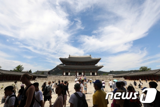 지난해 2월16일 설 연휴를 맞아 서울 종로구 경복궁이 관람객들로 붐비고 있다. /사진=뉴스1 