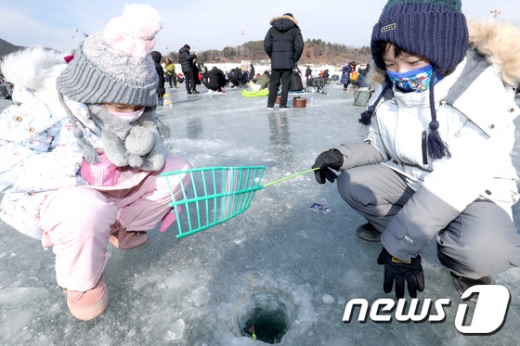지난달 27일 강원 인제군 남면 빙어호 일원 빙어축제장에서 아이들이 빙어낚시를 하며 즐거운 시간을 보내고 있다. /사진=뉴스1