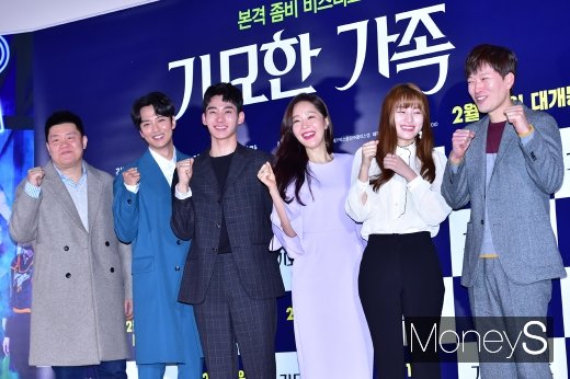 [머니S포토] 이민재·김남길·정가람·엄지원·이수경·정재영 '기묘한 가족 파이팅!'