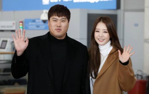 메이저리그 7번째 시즌을 위해 미국으로 향하는 LA 다저스 투수 류현진(왼쪽)이 30일 오후 인천공항에서 출국에 앞서 인터뷰를 마치고 아내인 배지현과 인사를 하고 있다./사진=뉴시스