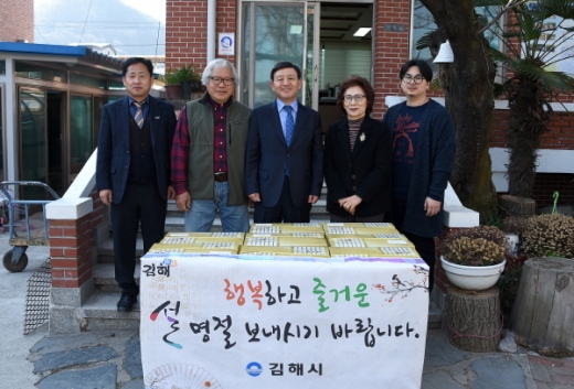 허성곤 김해시장(가운데)은 30일 봉황동 아동양육시설인 방주원을 방문해 아동들과 종사자들이 불편함이 없는지 살피고 격려하면서 김해시에서 마련한 김세트 등 위문품을 전달했다./사진제공=김해시