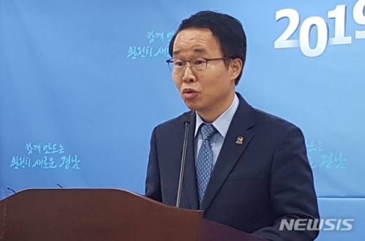 30일 오후 경남도청 프레스센터에서 박성호 행정부지사가 김경수 도지사의 법정구속에 따라 박성호 행정부지사 권한대행체제에 돌입한다는 내용의 긴급 브리핑을 하고 있다. /사진=뉴시스