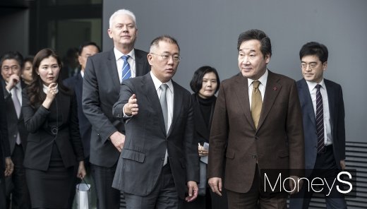 [머니S포토] 기술연구소 방문 이낙연 에스코트하는 정의선