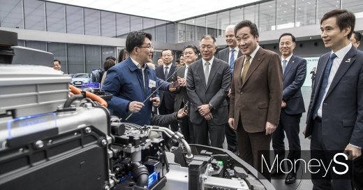 [머니S포토] 이낙연 총리, 현대기아차 놀라운 기술에 환한 미소