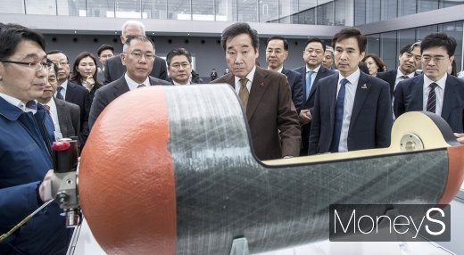 [머니S포토] 이낙연 총리, 보고 또 보고