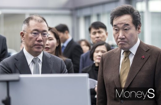 [머니S포토] 신기술 눈 떼지 못하는 이낙연 총리