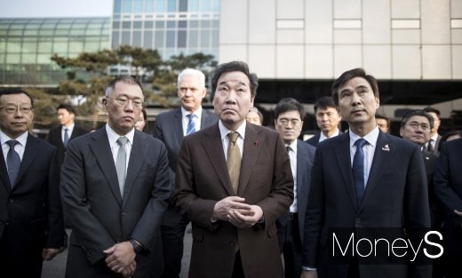 [머니S포토] 수소전기버스 설명듣는 이낙연 총리