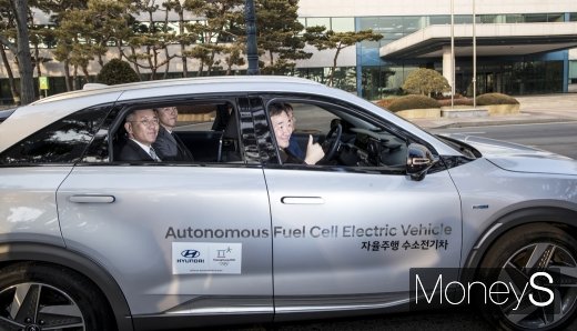 [머니S포토] 수소전기차량에 탑승한 이낙연과 정의선
