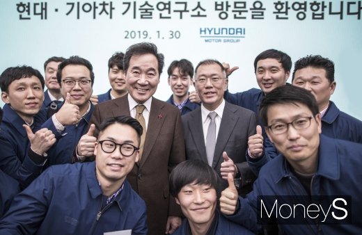 [머니S포토] 이낙연·정의선, 현대기아차 직원들과 인증샷