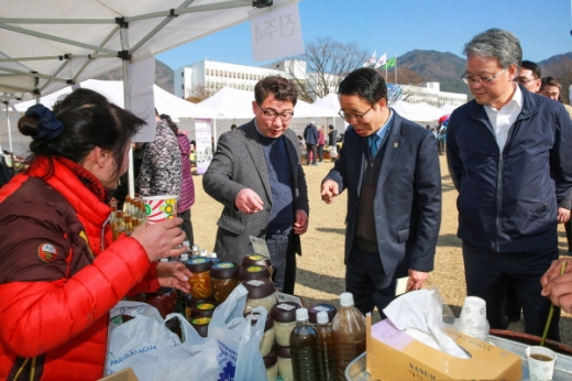 경남농협은 경상남도가 주최하고 경남농협이 주관하는 설맞이 농축수산물 경남도청 장터를 지난 30일 경남도청 서편 잔디광장에서 개장했다. /사진제공=경남농협