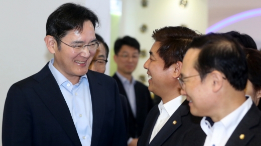 30일 오후 경기 화성시 삼성전자 화성캠퍼스 나노시티에서 이재용 삼성전자 부회장이 홍영표 더불어민주당 원내대표, 김병욱 의원과 함께 환한 미소를 짓고 있다. / 사진=뉴시스 추상철 기자 