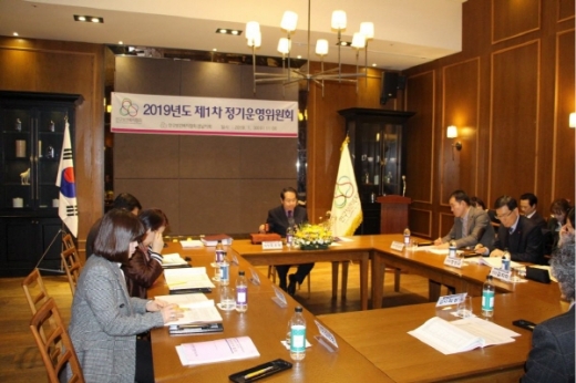 인구보건복지협회 경남지회는 지난 30일 풀만호텔 블루핀 레스토랑 라벤더룸에서 2019년 제1차 정기운영위원회를 개최했다./사진제공=인구보건복지협회