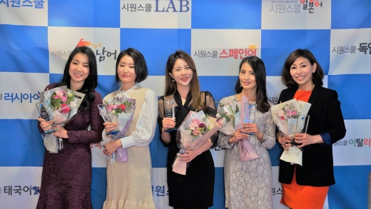 (왼쪽부터) 최수진, 송유리, 최서아, 아야카, 나루미 강사 / 시원스쿨 제공