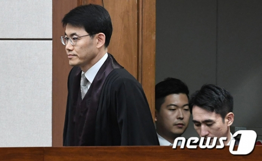 (왼쪽부터) 재판장 성창호 부장판사와 강명중 판사, 이승엽 판사가 재판정에 입장하고 있다. /사진=뉴스1