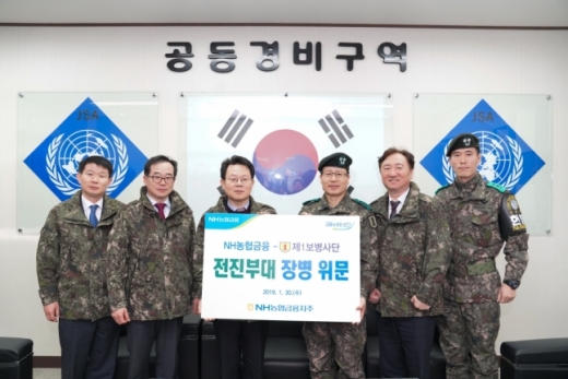 김광수 NH농협금융 회장과 임직원들이 30일 경기도 파주시 육군 제1보병사단을 찾아 위문금을 전달하고 있다. 왼쪽 3번째부터 김 회장, 박정환 육군 제1보병사단장. / 사진제공=농협금융